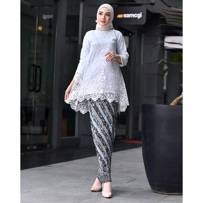Gambar Rohmah Kebaya / Setelan Kebaya Wisuda / Blouse Azkia / Kebaya Rinjani Tile - Putih, M, SET KEBAYA dari Rohmah kebaya undefined Tokopedia