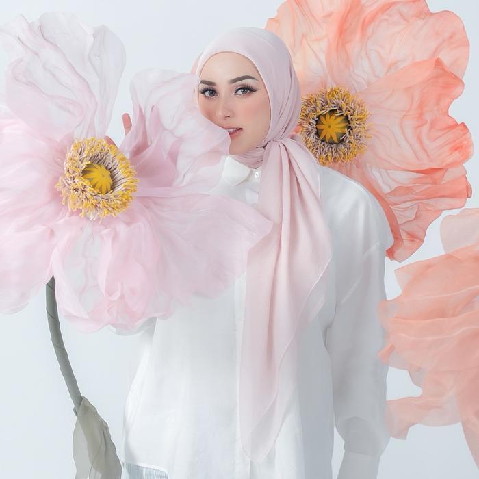 Gambar Nathelabel - Plain Paris Japan (Hijab Segiempat Paris Japan Premium) - Blackie, 115x115cmTerlaris - Blush, 115x115cm dari GeovannyStor undefined Tokopedia
