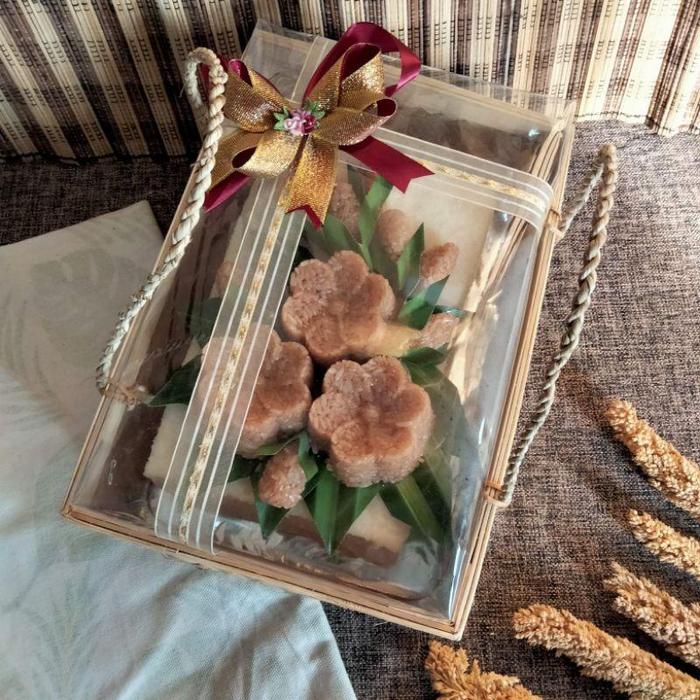 Gambar kerajinan sanggan seserahan wadah kue tempat hantaran BMT panjang - Keranjang mika pita parsel - wadah hantaran seserahan - gift box - kotak lamaran BMT Merah - 28 x 18 dari kerajinan yogyakarta_NEW undefined Tokopedia