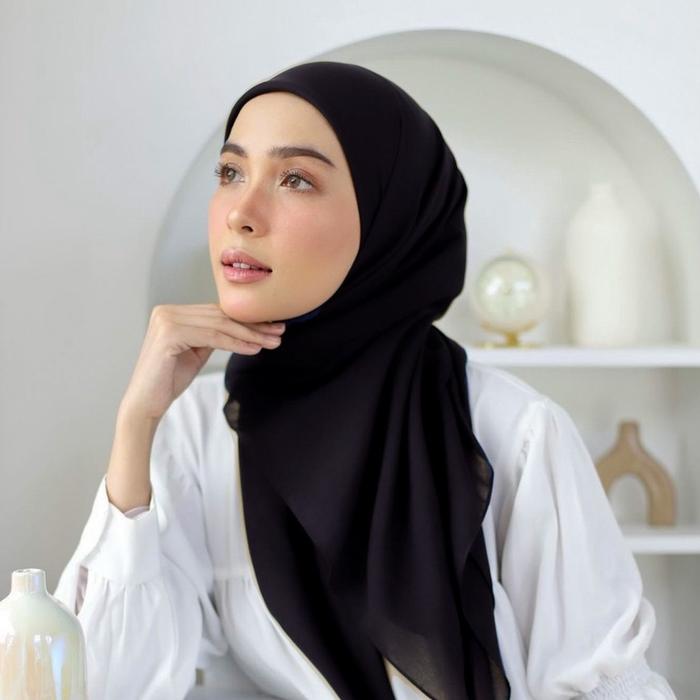 Gambar Hijab Segi Empat Bella Square Polos Premium Kerudung Lembut Tebal Nyaman Basic Muslim Voal jilbab warna coksu jakarta paris - BELLA HITAM dari maghijab_NEW undefined Tokopedia