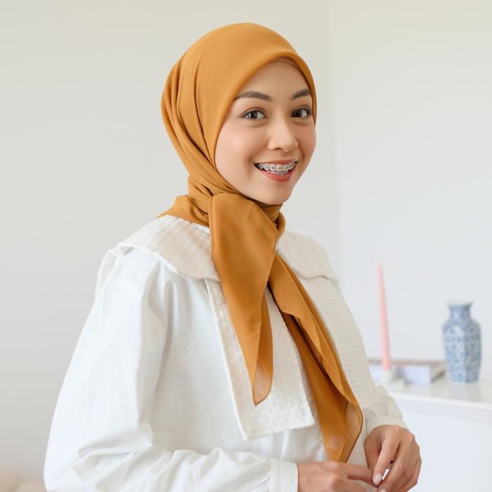Gambar Lozy Hijab - [BELI 3PCS 207K] Mara Plain Paris (Hijab Segiempat Bahan Paris) Muslim Square Kondangan - Tumeric dari Lozy Hijab undefined Tokopedia