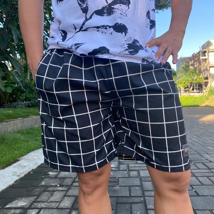 Gambar Celana Pendek Pria Katoku Motif Kotak Karet Pinggang Elastis / Celana Pendek Kolor Pria Remaja Dewasa Short Pants Boxer Motif Square Celana Garis Cowok Santai Celana Tartan / Celana Distro / Celana Boxer Pendek Unisex Pria Wanita kantong katun - Hitam, M dari Shine Glamour undefined Tokopedia
