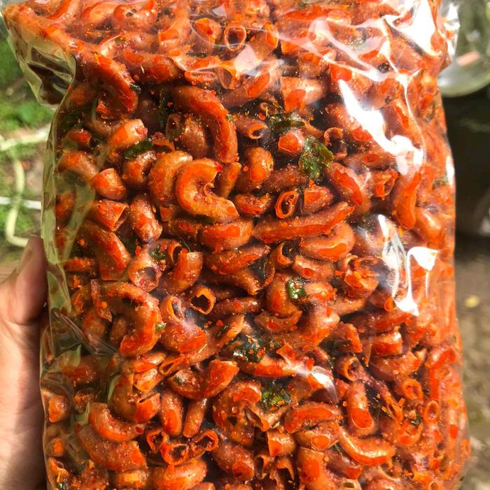 Gambar MAKARONI CIKRUH DAUN JERUK 1/2kg | CEMILAN ENAK GURIH PEDAS Food Snacks - extrapedas dari Ratupedass undefined Tokopedia