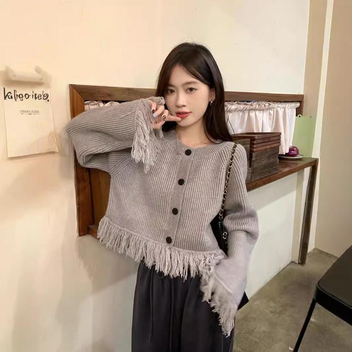 Gambar Jaket Sweter Lengan Panjang Desain Gaya Korea untuk Wanita Musim Gugur dan Musim Dingin Atasan Sweter Longgar Rumbai Baru Trendi Knitwear Outer Cardigan Hitam Crop Retro Top Kardigan Baju Pendek Sweater - grey-, One Size dari LUVIS_NEW undefined Tokopedia