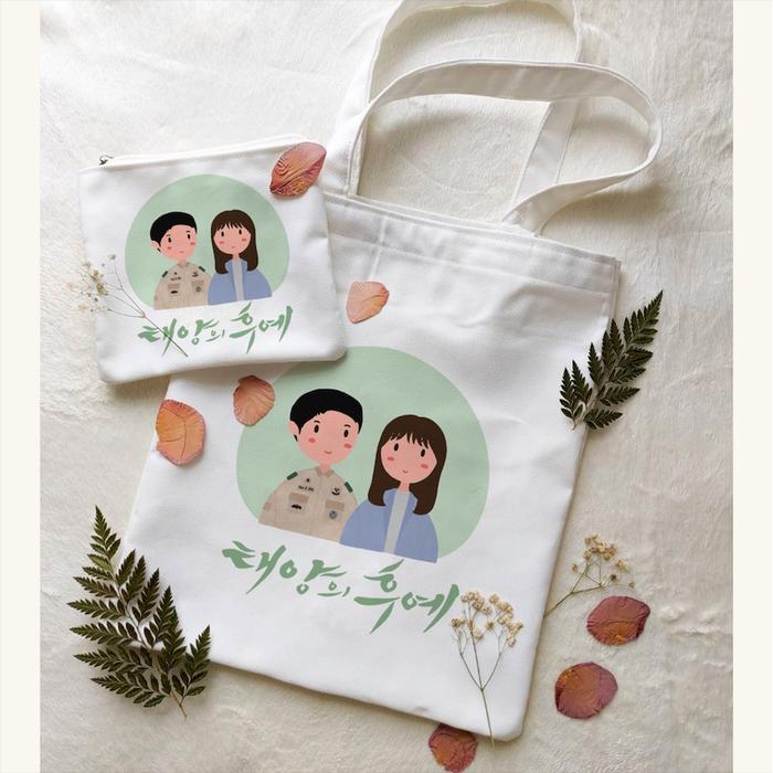 Gambar DESCENDANTS OF THE SUN TOTE BAG + PENCIL CASE DRAMA KOREA / DRAKOR KIT / DRAMA KOREA FANKIT / DRAKOR - TOTEBAG + PENCILCASE dari iwatchidoodle undefined Tokopedia