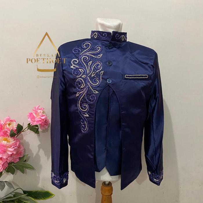 Gambar Jas pengantin pria navy silver set celana dan peci / basofi kancing tiga modern elegan dari Beskap poethoet stok_NEW undefined Tokopedia