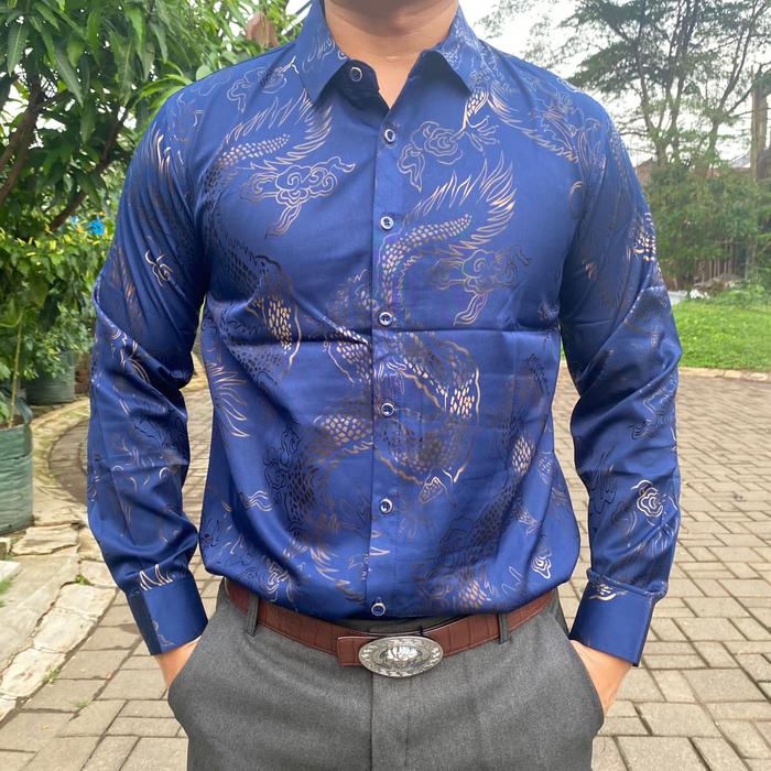 Gambar Kemeja Pria Batik China Lengan Panjang Motif Naga Bahan Silk Halus Berkualitas / Batik Formal Laki Laki Untuk Kantor Kondangan Acara Resmi / Long Sleeve Shirt Casual Chinese Dragon Pattern Printing For Men Import / Baju Batik Cowok Unik Keren Fashionable - Biru Tua, XL dari Shine Glamour undefined Tokopedia