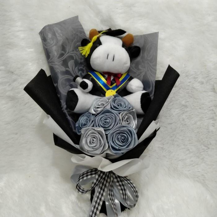 Gambar Buket Boneka Wisuda dan Ulang Tahun + Bunga Satin - sapi putih dari Florencia Creation undefined Tokopedia