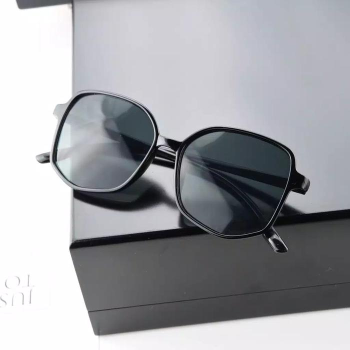 Gambar kacamata fashion terlaris fashion hits - hitam dari BELLA FASHION27 undefined 4 Tokopedia