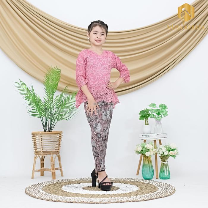 Gambar Nusa Kebaya Setelan Kebaya Modern Anak Bahan Brukat Set Rok Plisket Batik Terbaru Baju Anak Perempuan Kebaya Anak - Pink, Setelan, M dari Nusa Kebaya undefined Tokopedia