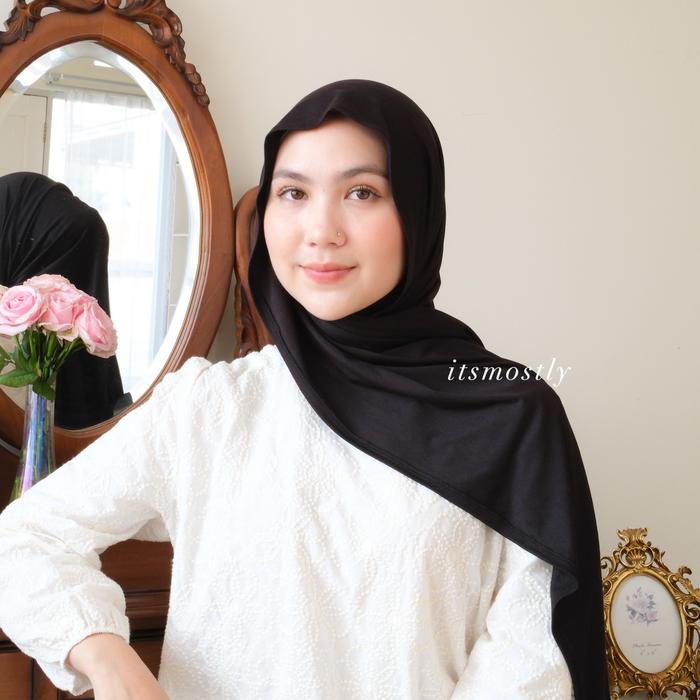 Gambar ITSMOSTLY - Airish Oval Shawl (Pashmina Oval Air Cooltech | TENCEL™) - Black dari itsmostly undefined Tokopedia