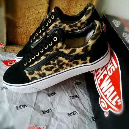 sepatu vans leopard