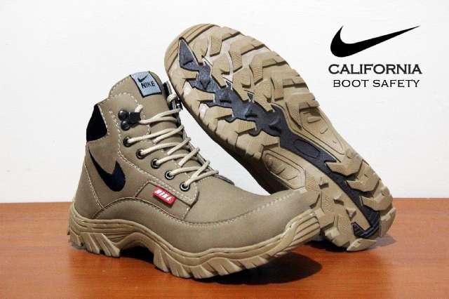 sepatu nike boots