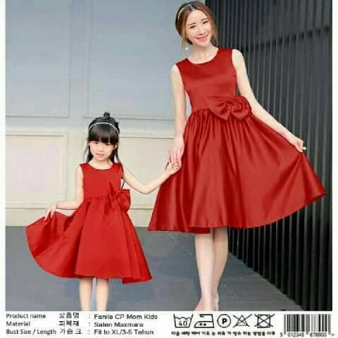 couple mom and kid dress