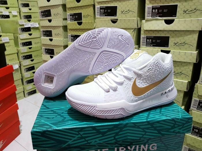 Nike kyrie hot sale 3 christmas