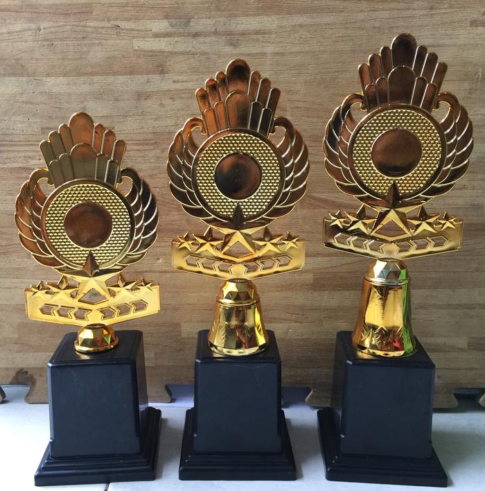 Gambar Piala-Trophy model burung murah dari Pualam Berlian Trophy undefined Tokopedia