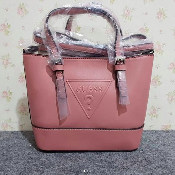 Gambar TAS SELEMPANG GUESS / GUESS SHOULDER BAG/ TAS GUESS PINK - Merah Muda dari jyboutique undefined Tokopedia