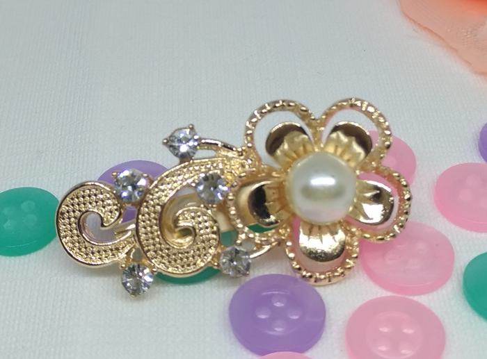 Gambar Bros dagu mutiara hijab / kerudung warna emas dari Akio_shop undefined Tokopedia