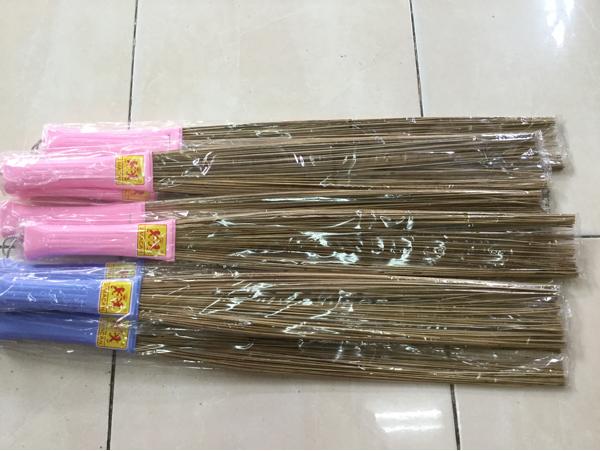 Gambar Sapu Lidi Kasur Merek 2 Macan - Merah Muda dari PtPerabot undefined Tokopedia