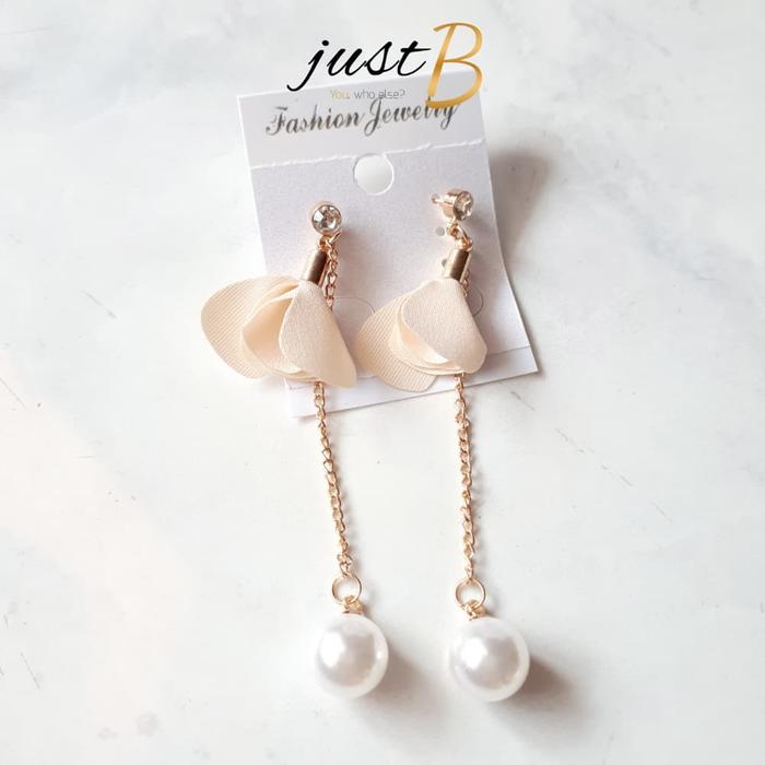 Gambar [READY] E014 - Anting Rose Flower with Pearl - Ivory dari Just B Aksesoris Fashion undefined Tokopedia