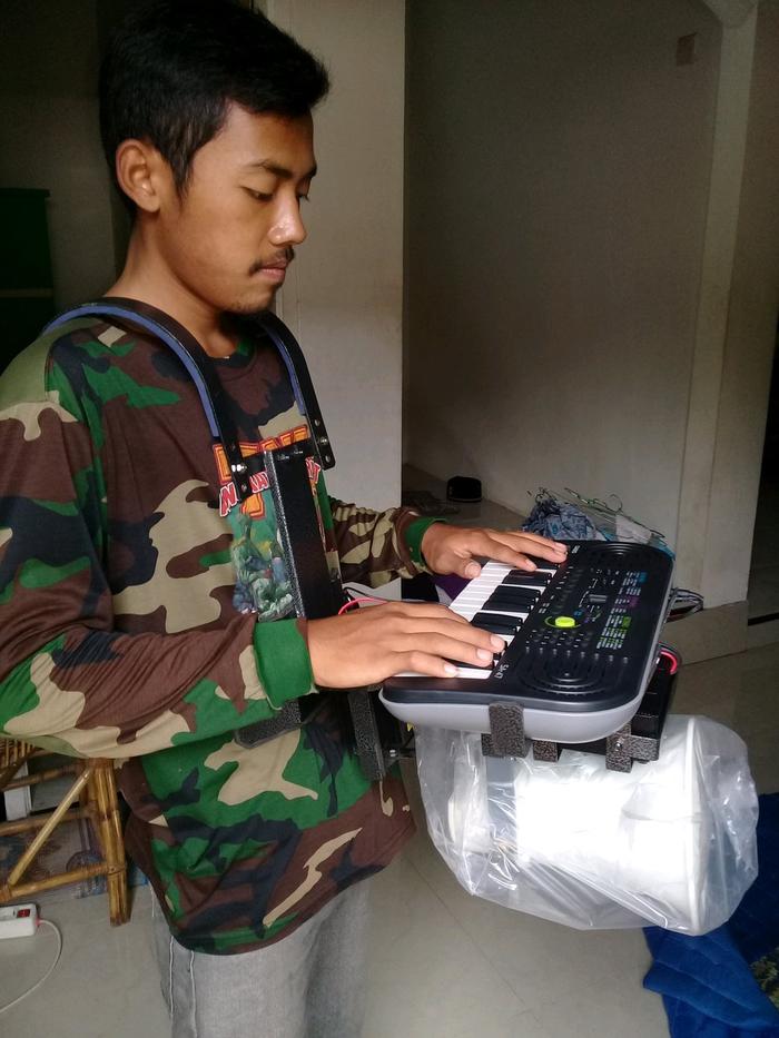 Gambar Pianika Elektrik Keyboard Marching Band Drumband Harnes Besi Komplit dari ladustore0202 undefined Tokopedia