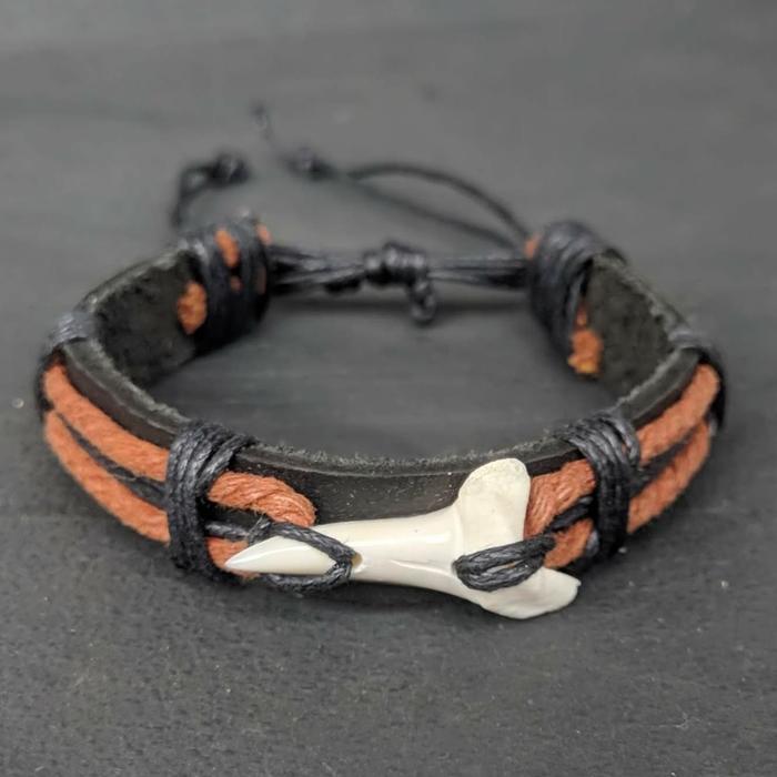 Gambar Gelang Tali kulit Gigi Hiu Kualitas Ekspor - Orange dari Gelang Etnik undefined Tokopedia