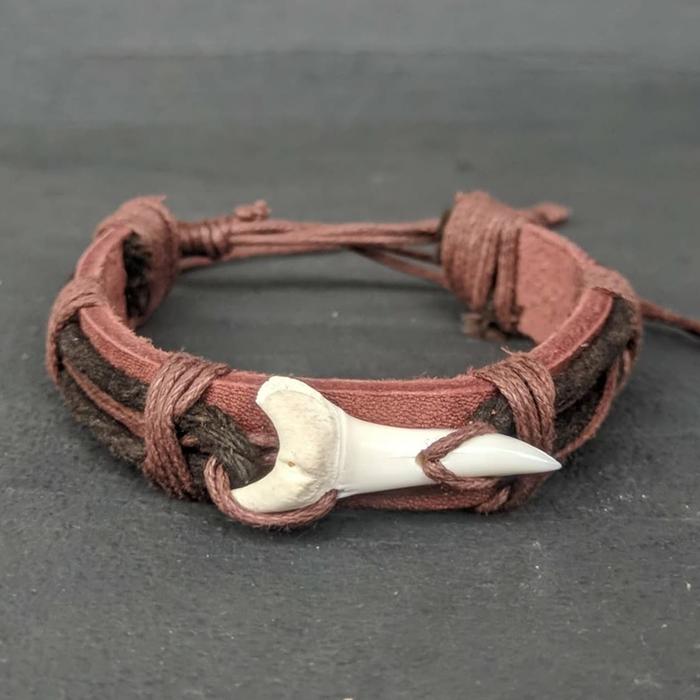 Gambar Gelang Tali kulit Gigi Hiu Kualitas Ekspor - Cokelat dari Gelang Etnik Kab. Jember Tokopedia