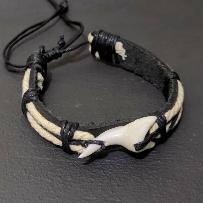 Gambar Gelang Tali kulit Gigi Hiu Kualitas Ekspor - Hitam dari Gelang Etnik undefined Tokopedia