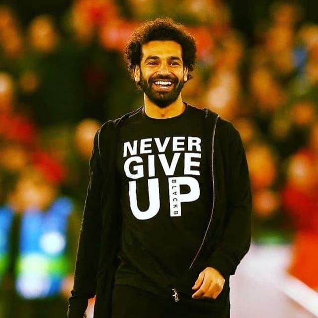 Mo Salah Never Give Up T Shirt Kaos Never Give Up Mo Salah Hitam, M