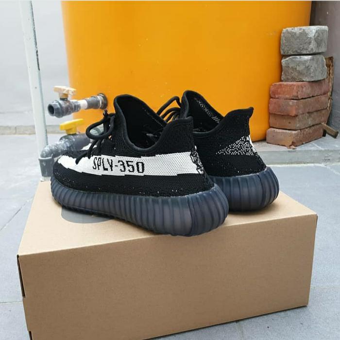 yeezy 700 oreo