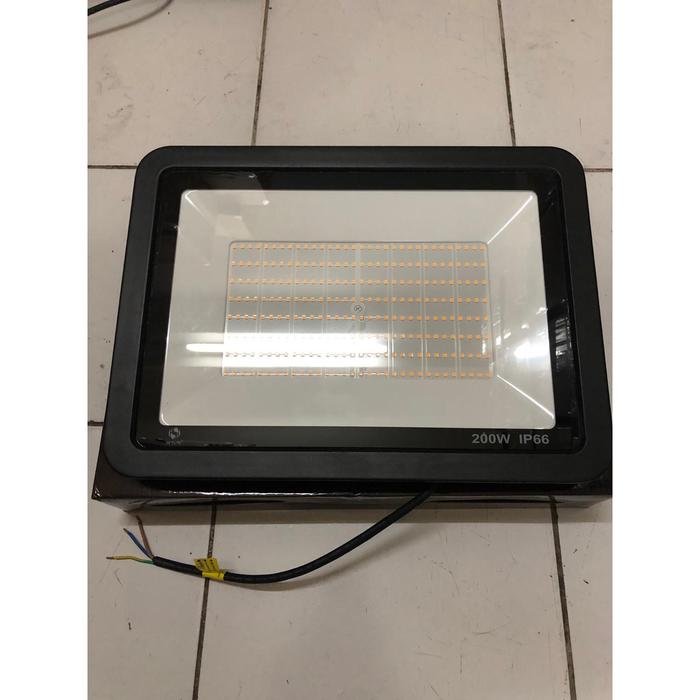 Gambar SKYLITE Flood Light Kap Sorot Lampu Tembak 200 Watt dari CV. Sumber Cahaya Baru undefined Tokopedia