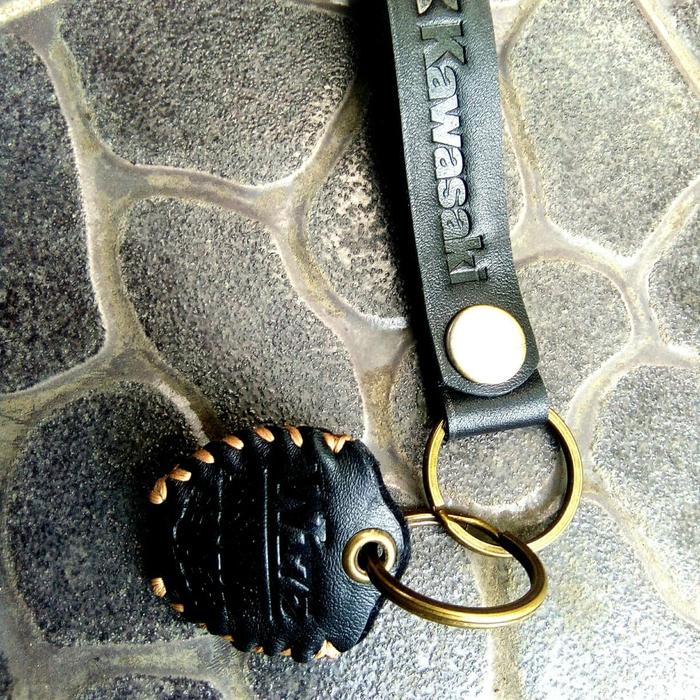 Gambar gantungan kunci accecoris kawasaki w175 kulit asli - Hitam dari amero leather craft undefined Tokopedia