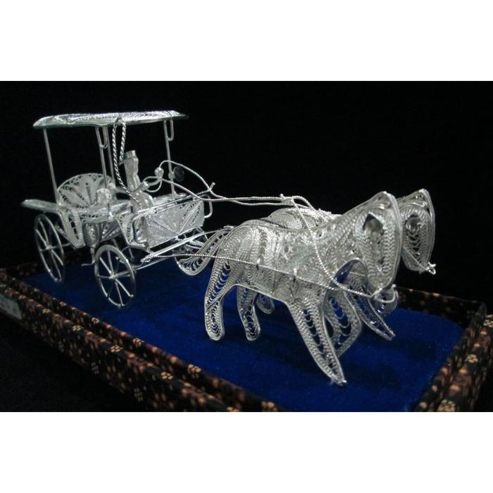 Gambar Miniatur Andong 2 Kuda Silver Plated khas Kerajinan Kotagede Yogya dari KotagedeSilver undefined Tokopedia