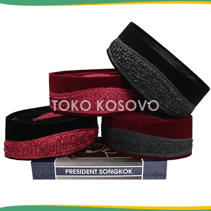 Gambar Songkok AWANG KHARISMA AC Tinggi 9 Cm Peci Sholat Bludru Hitam Merah Maroon Ukuran Anak Laki Pria Dewasa Santri Pesantren Kopiah Solat Pendek Beludru Kopyah Shalat Motif Kopeah Pitung Jawara Betawi Songko Item Kembang Karisma Kol Goyang Sonkok Cak Lontong - Hitam-Merah, No 9 dari Toko Kosovo undefined Tokopedia