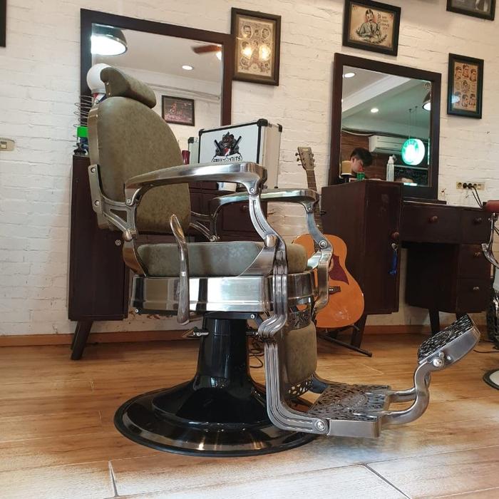 Kursi Barbershop Hijau Tua Vintage