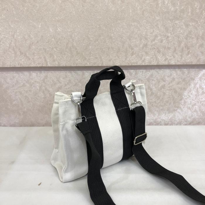 Gambar TAS WANITA CLEA SLING BAG - Hitam dari oikostore undefined Tokopedia