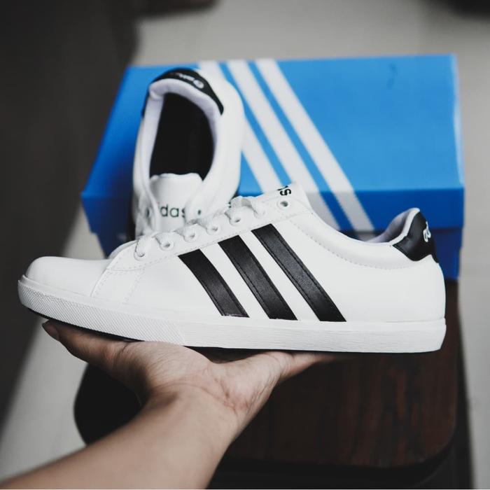 Foto sepatu 2025 adidas warna putih