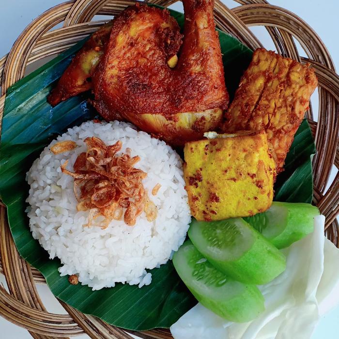 Gambar paket nasi+ayam kampung goreng+tahu+tempe+sambel gledek+lalapan dari Putri Kraton undefined Tokopedia