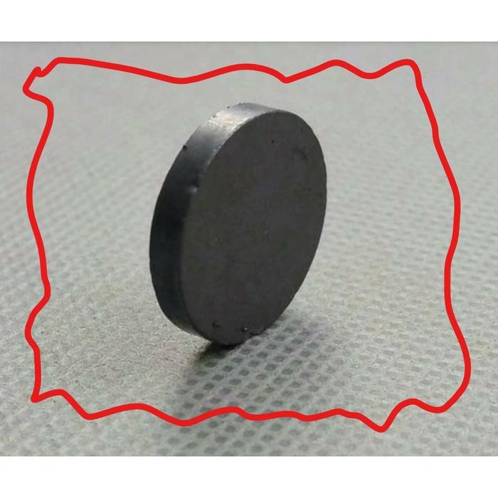 Gambar magnet hitam ferrite bulat koin tempelan kulkas 18mm x 3mm kuat 2sisi dari magnet dada undefined Tokopedia