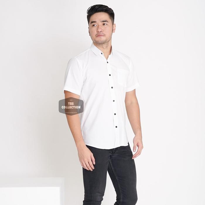 Gambar Kemeja Putih Polos Pria Lengan Pendek Kancing Hitam Casual 3339 - Putih, L dari Eight Nineteen Official undefined Tokopedia