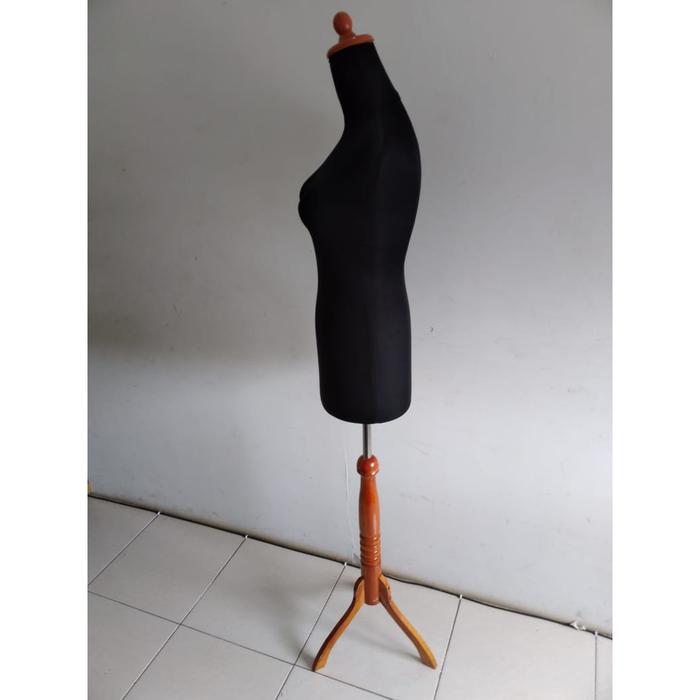 Gambar patung setengah badan wanita lapis busa hitam dengan kaki besi - Hitam, KAKI SILVER dari Manekinmurah undefined Tokopedia