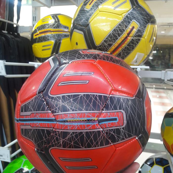 Gambar Bola Sepak Bola warna warni - Merah dari YellowSportStore undefined Tokopedia