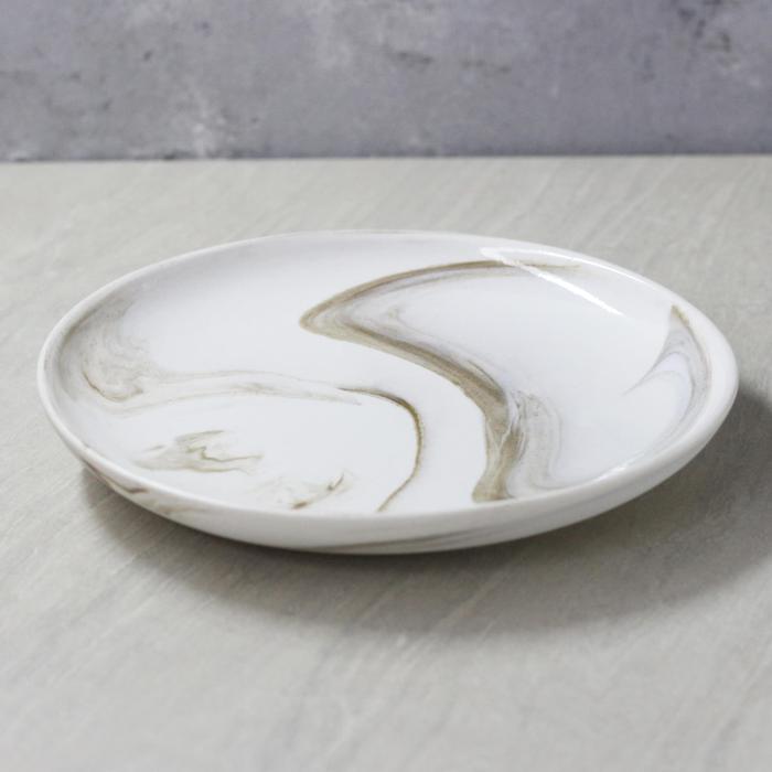 Gambar PIRING KERAMIK MARBLE GLOSSY 17 / PLATE MARBLE BROWN dari Nuanza Porcelain undefined Tokopedia