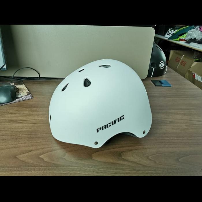 Gambar HELM SEPEDA ADA SETELAN BELAKANG KEPALA SIZE L - Putih dari AXEL SHOP OFFICIAL undefined Tokopedia