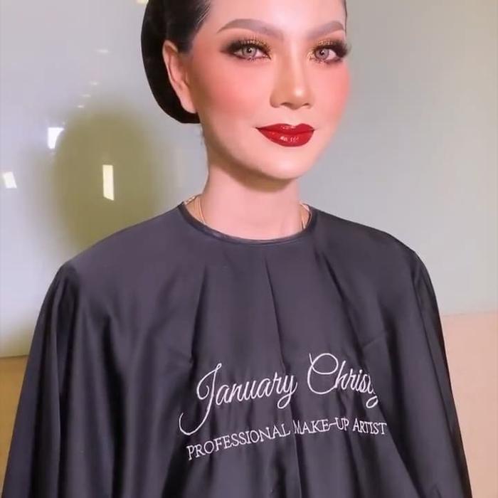 Gambar Makeup Cape Custom Bordir Logo MUA / Apron Cover Tudung Make-up Artist - Standard Nama dari Lilas et Lavande undefined Tokopedia
