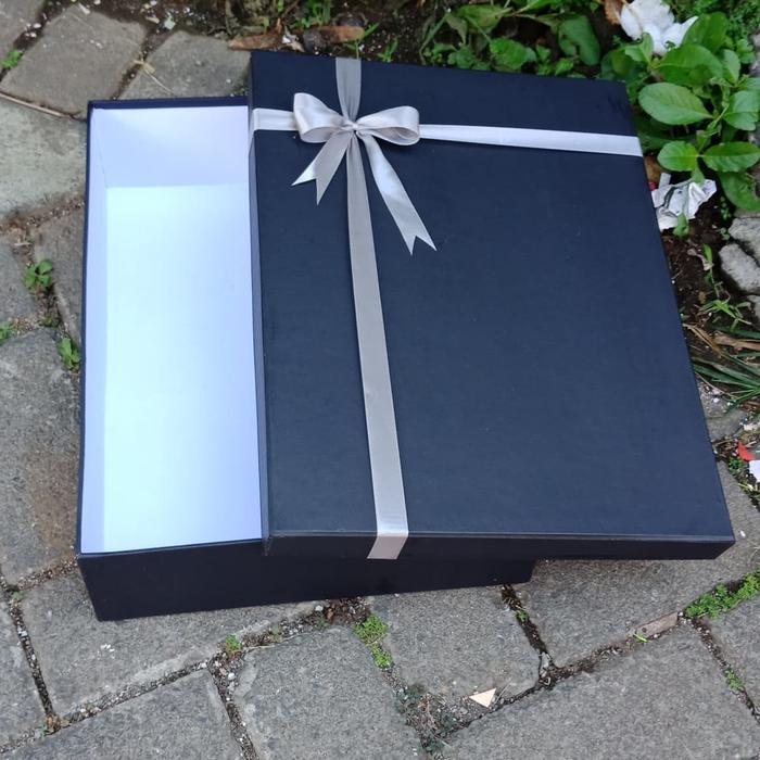 Gambar Kotak Kado 30x25x6cm - Hitam dari kadokotak anugrah jaya undefined Tokopedia