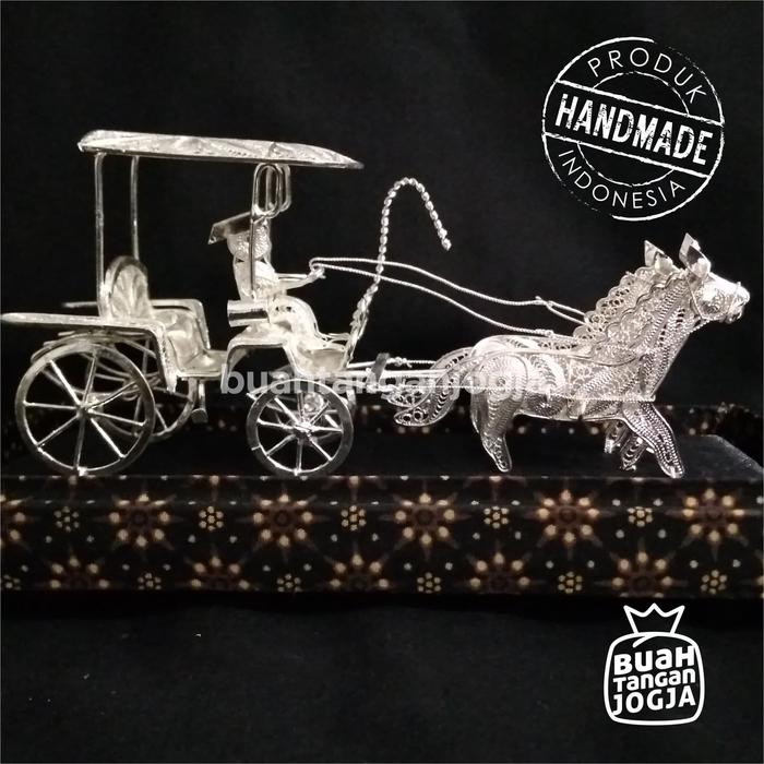 Gambar Miniatur Andong Kecil 2 Kuda Lapis Perak Khas Kotagede Jogja dari buahtanganjogja undefined Tokopedia