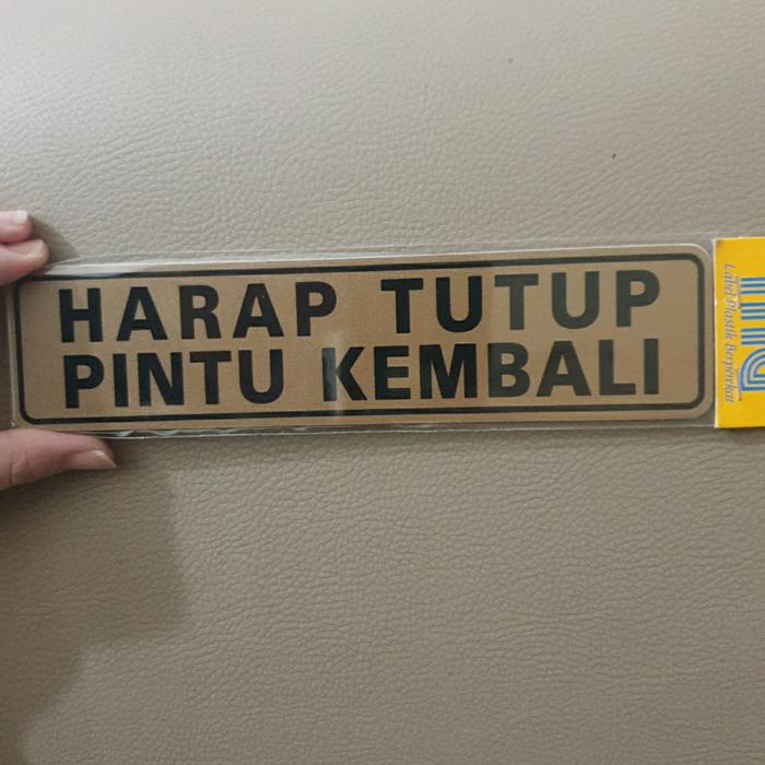 Gambar Stiker Tempel Tulisan Harap Tutup Pintu Kembali - Emas dari Woodlogs Store undefined Tokopedia