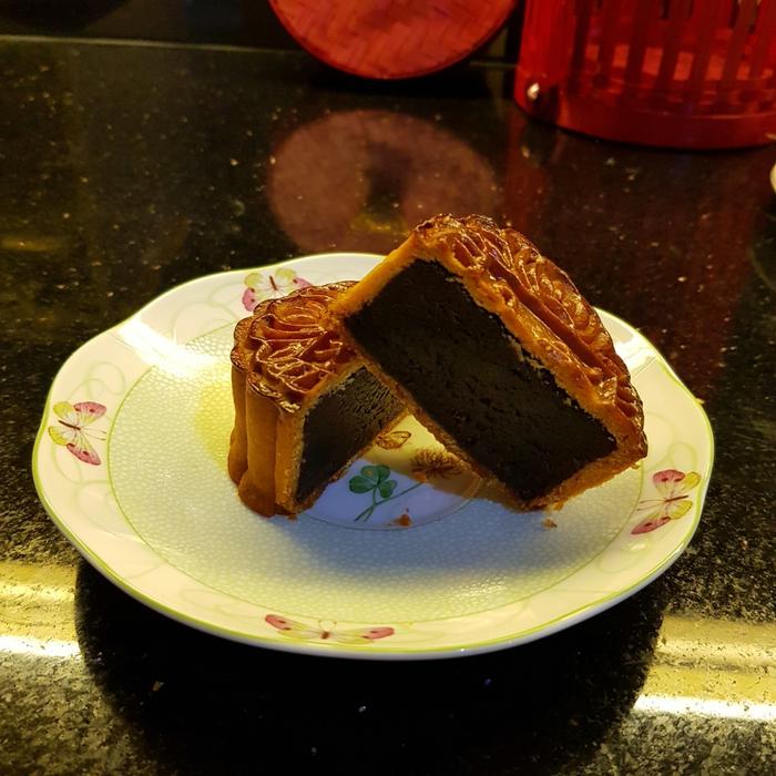 Gambar Kue bulan moon cake telor asin asli pekanbaru super enak dan nagih - kacang merah dari mooncake nyonya zhang undefined Tokopedia