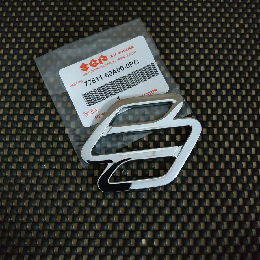 【現地引取3000円引き】【未開封】純正SUZUKIロゴ入りオプショングリル Genuine Front Grill Emblem Suzuki Sierra Vitara Escudo 77811-60A00